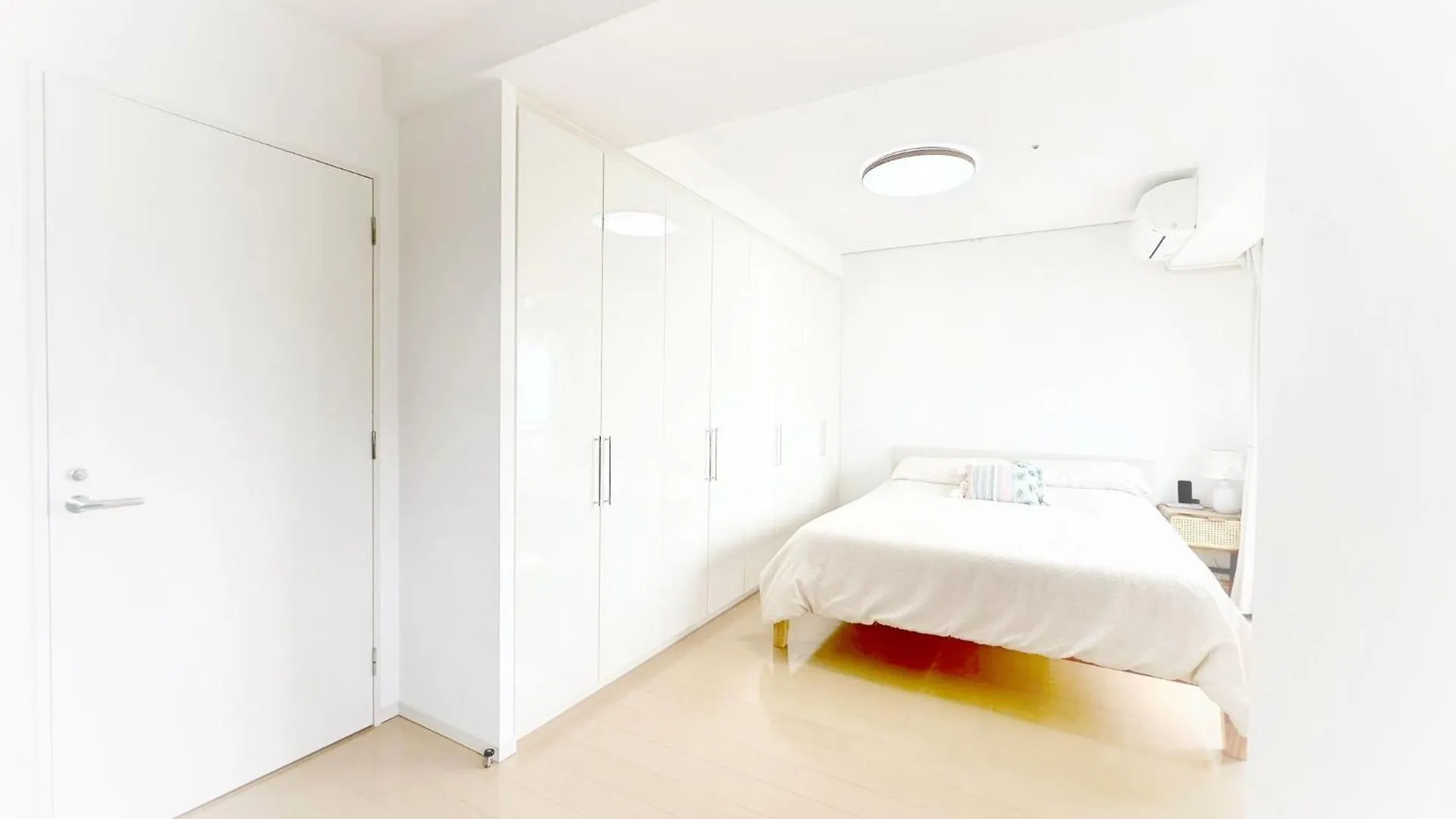 Apartment Luxury 3 Bedroom Namba Skyscraper - 400 Ft High & 300 Sq Ft Wrap Around Balcony - 112 Sq Meters - 1,200 Sq Ft - Parking - 180 Degrees City Views - 2024 Toyota Voxy Can Be Packaged With Ōsaka