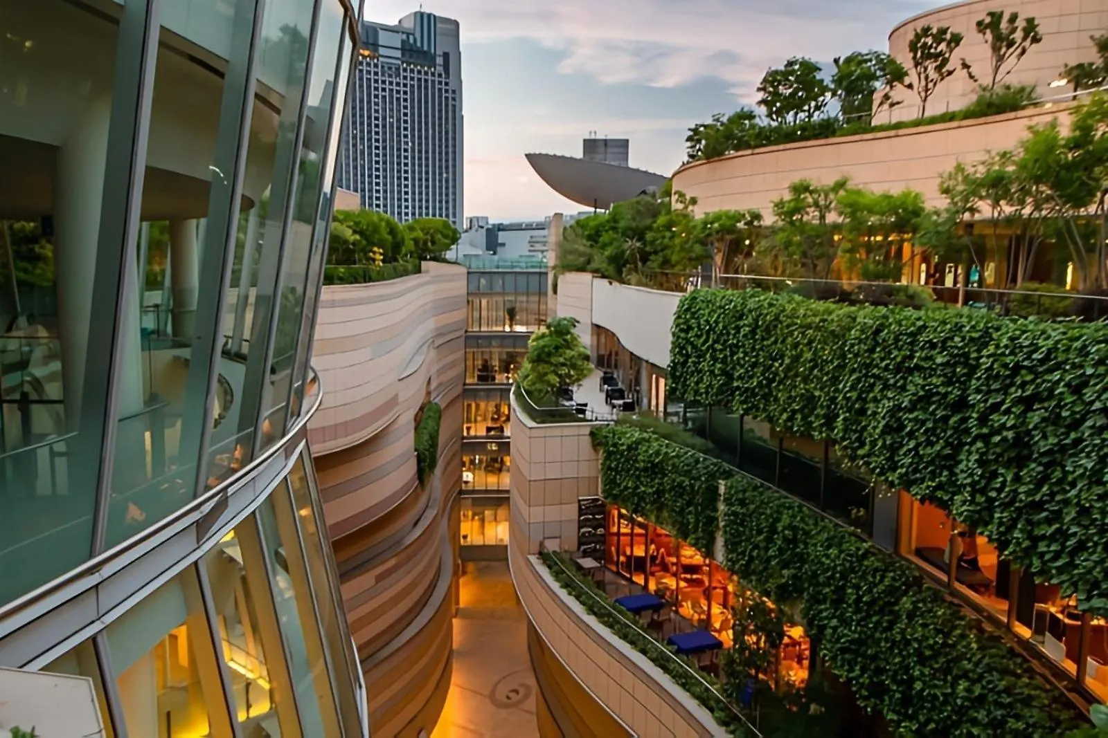 Luxury 3 Bedroom Namba Skyscraper - 400 Ft High & 300 Sq Ft Wrap Around Balcony - 112 Sq Meters - 1,200 Sq Ft - Parking - 180 Degrees City Views - 2024 Toyota Voxy Can Be Packaged With Osaka 0*,  Japonya